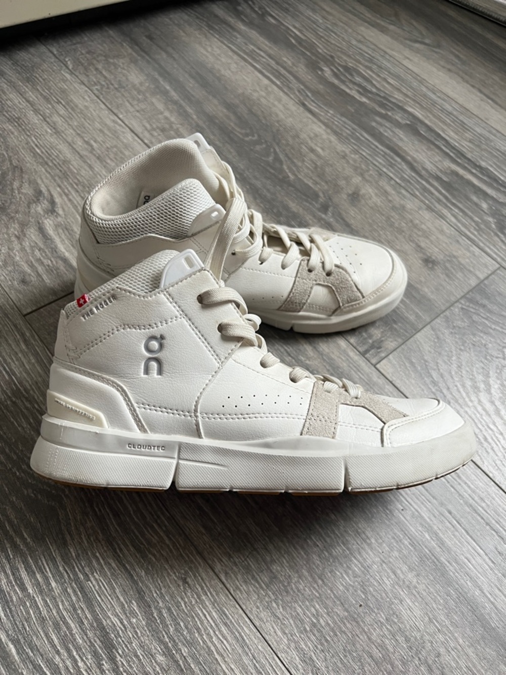 On Running Cream/White Low-Top Sneakers
